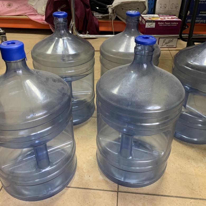 Бутылки под воду 19 литров. Бутыль с водой 19 литров. Баклажка для кулера. Бутыль для кулера 19. Бутыль для воды 20 литров.