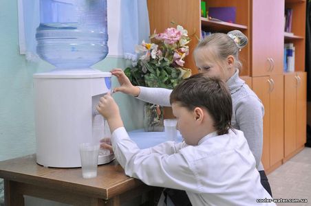 Как выбрать кулер для воды в школу и садик