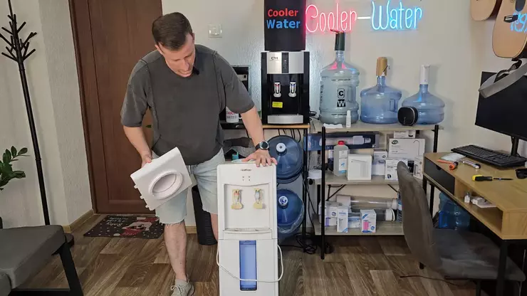 Замена верхней крышки кулера воды HotFrost V118, Cooper&Hunter V118, V128 Ремонт кулер для воды C&H