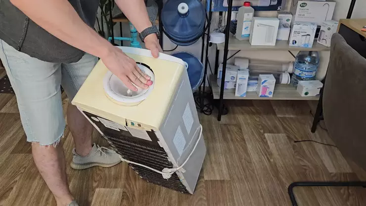 Замена верхней крышки кулера воды HotFrost V118, Cooper&Hunter V118, V128 Ремонт кулер для воды C&H