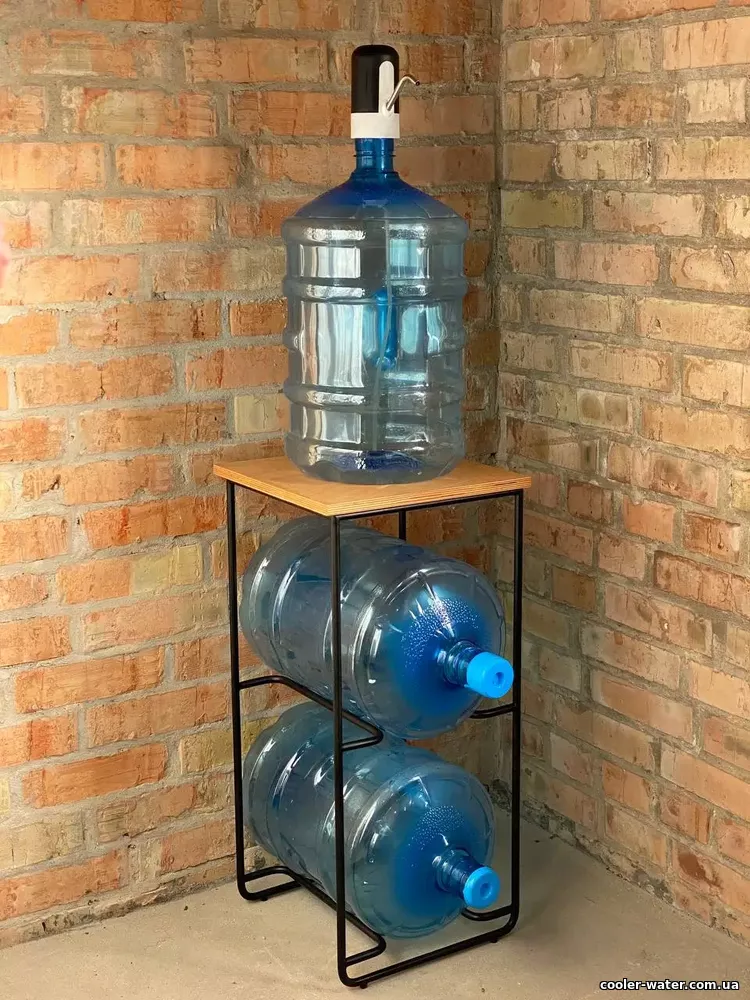 Підставка Water Stand 3 з трьома бутлями та електричною помпою у приміщенні