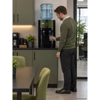 Візуалізація Cooper&Hunter H1-TH в офісі, натискання стаканом на нижній важіль крана