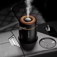 Обертовий зволожувач ViO на робочому місці з USB-кабелем