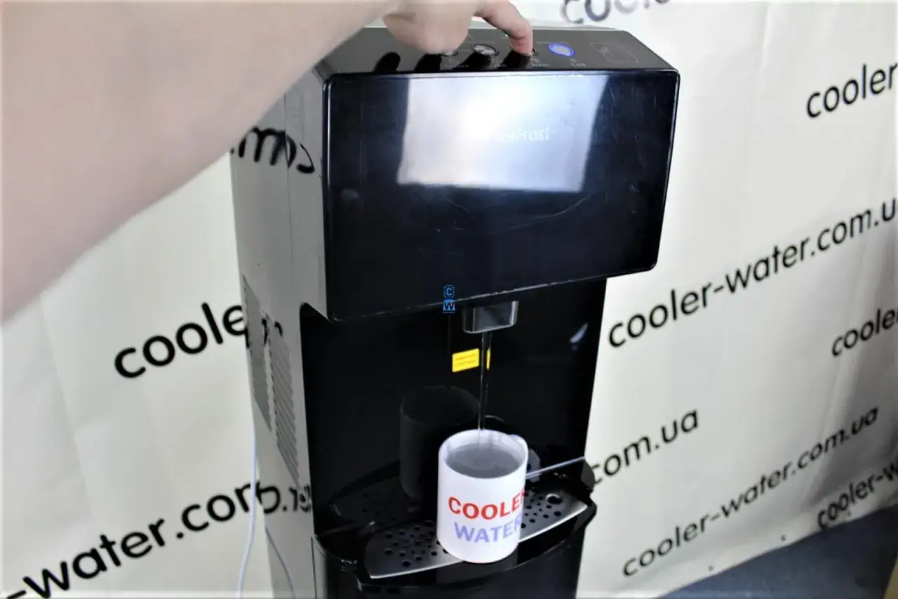 Набирання води в кухоль із HotFrost V450AMI