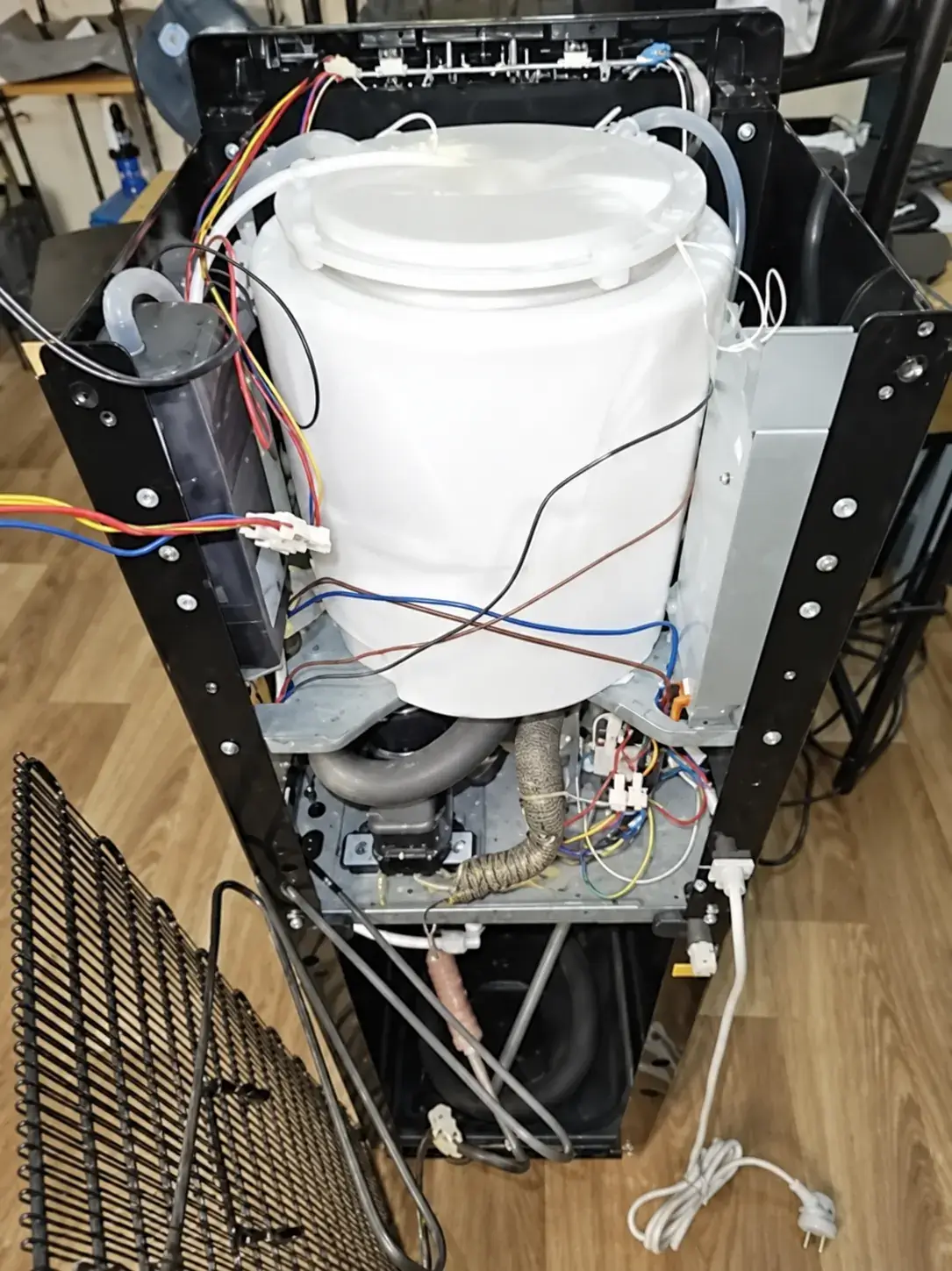 AI-реконструкція задньої частини кулера HotFrost V450AMI за старою мініатюрою