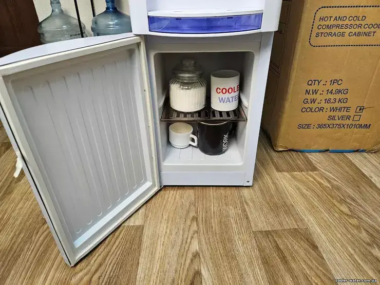 Нижня шафка з чашками й посудом