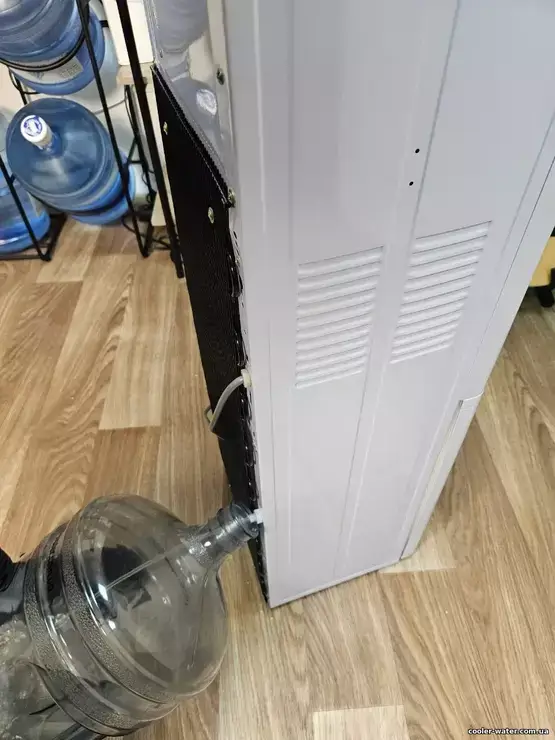 Зливання води у ємність біля кулера