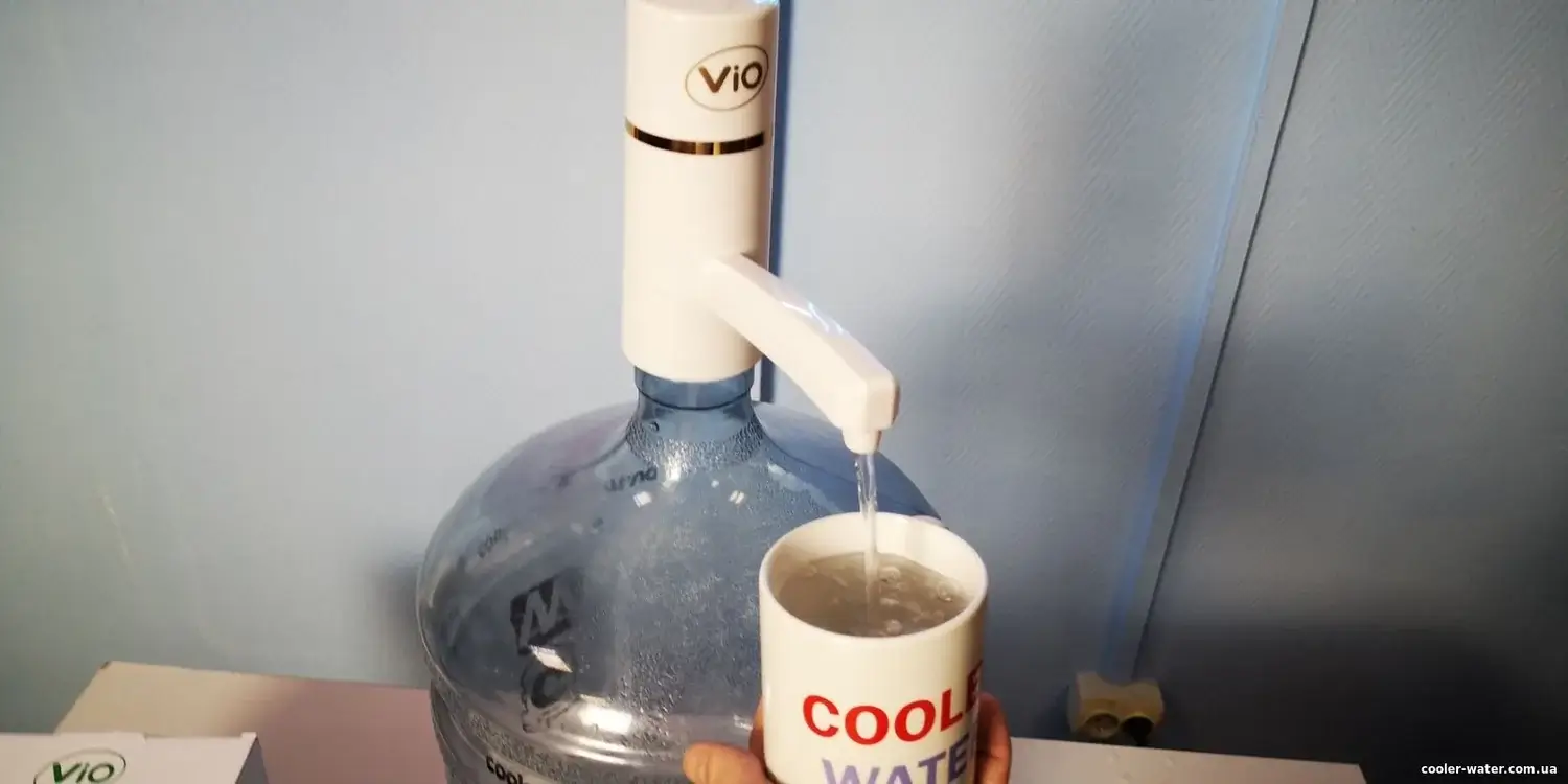 Подача води помпою ViO E4 у чашку