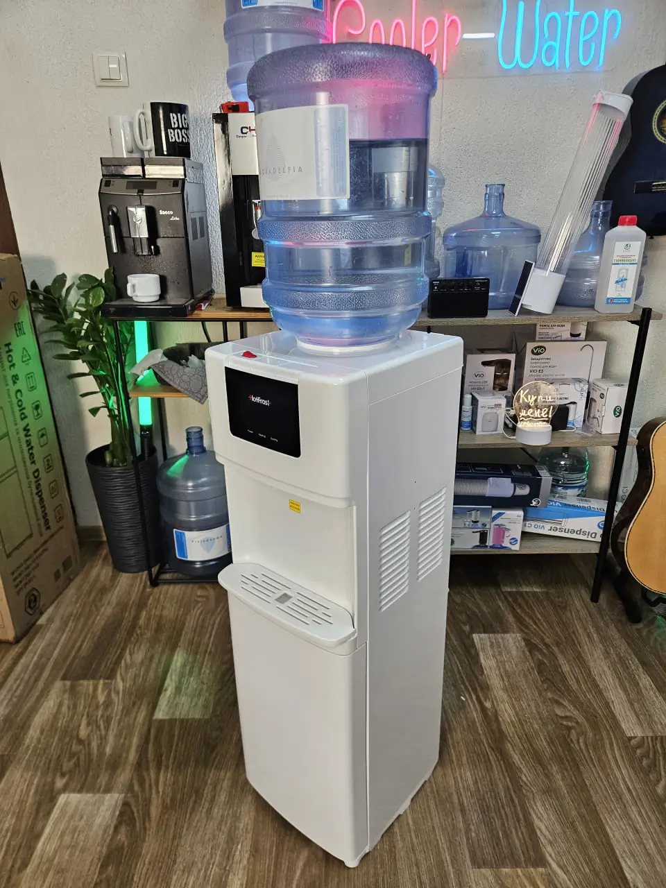 Корпус HotFrost V8020 збоку