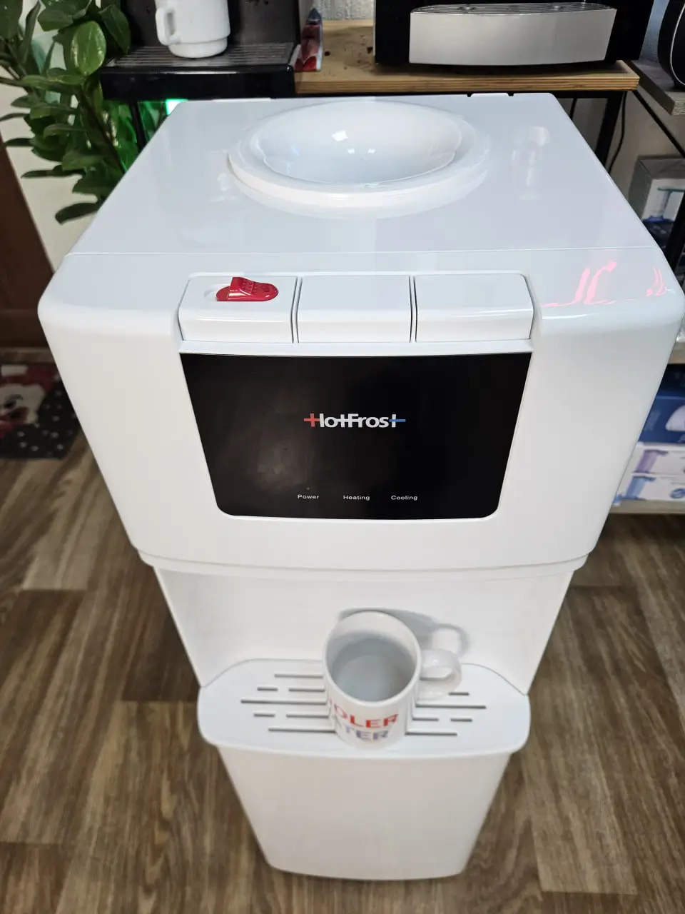 Кулер HotFrost V8020 поруч з упаковкою