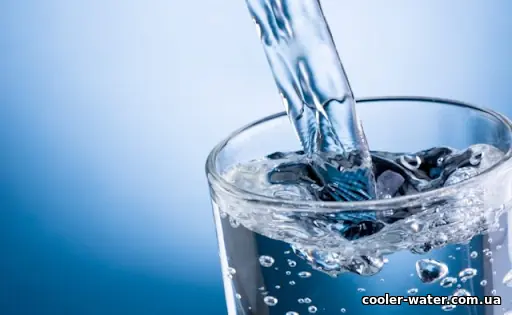 Прозора питна вода у склянці
