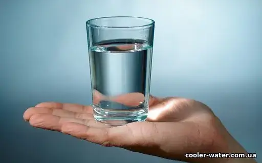 Склянка питної води