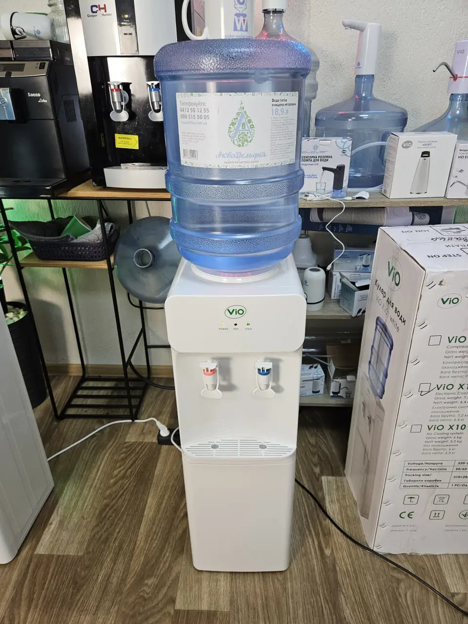 Кулер ViO X101 із бутлем поруч із коробкою