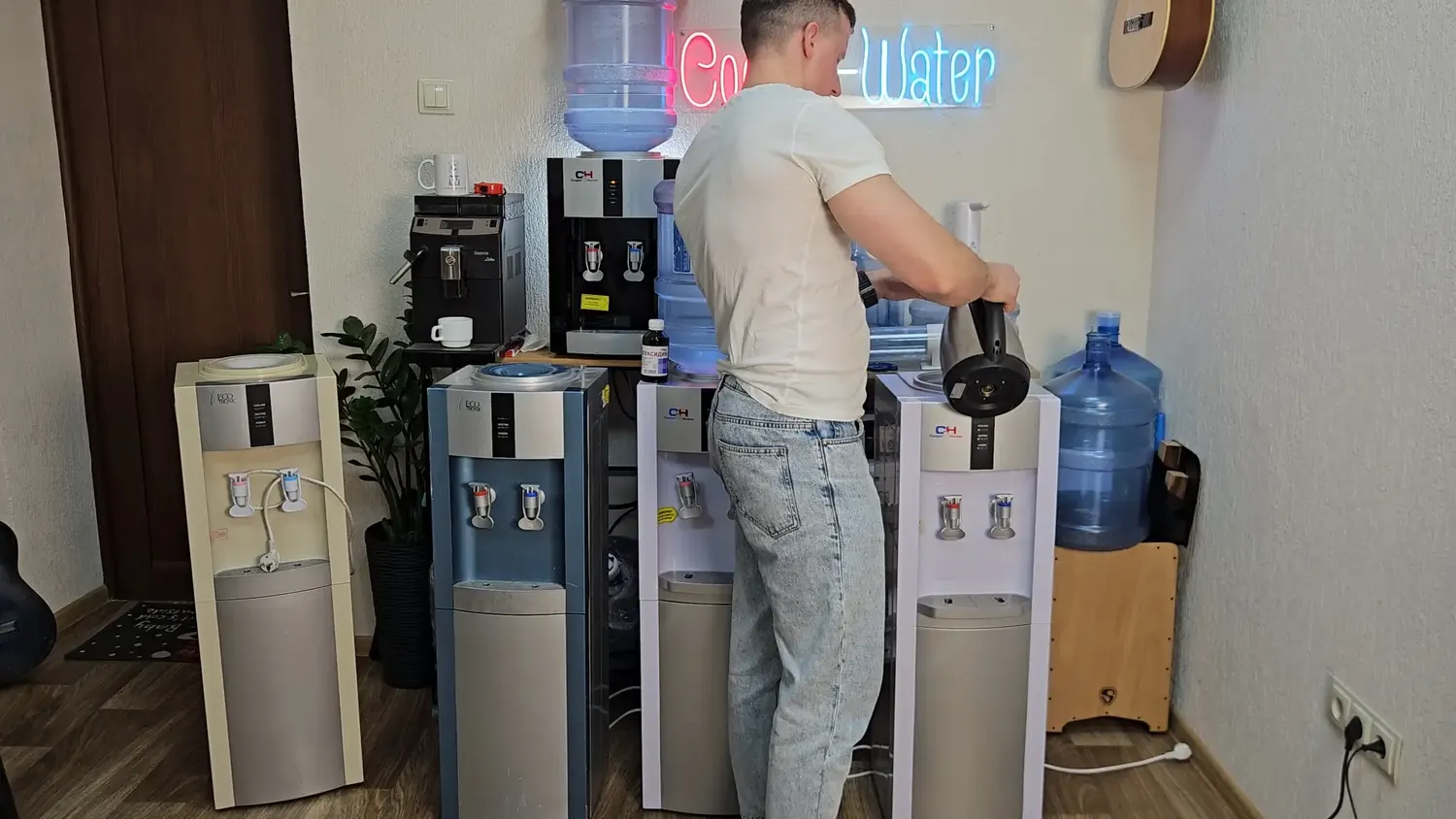 Зняття бутлеприймача перед чисткою кулера