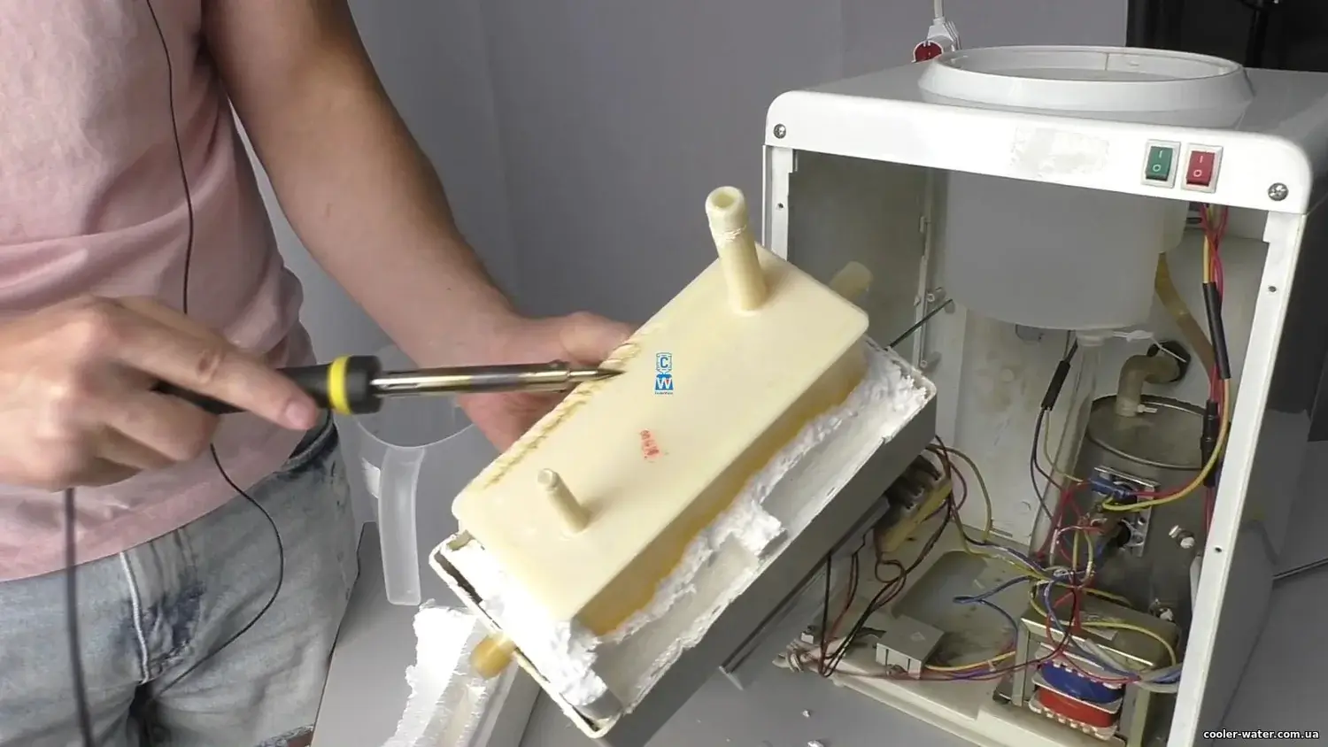Робота майстра зі знятим баком