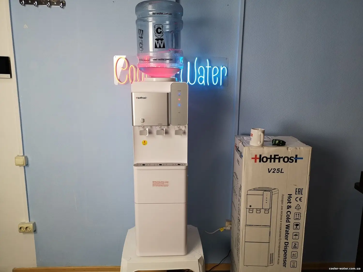 Кулер HotFrost V25L поруч із заводською коробкою