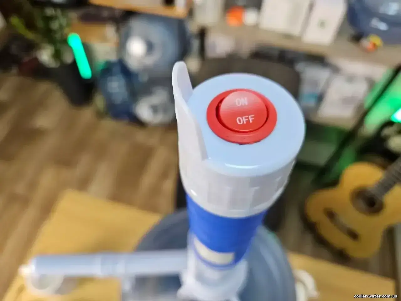 Огляд помпи Clover DP-MW100 на батарейках — авторський кадр 6
