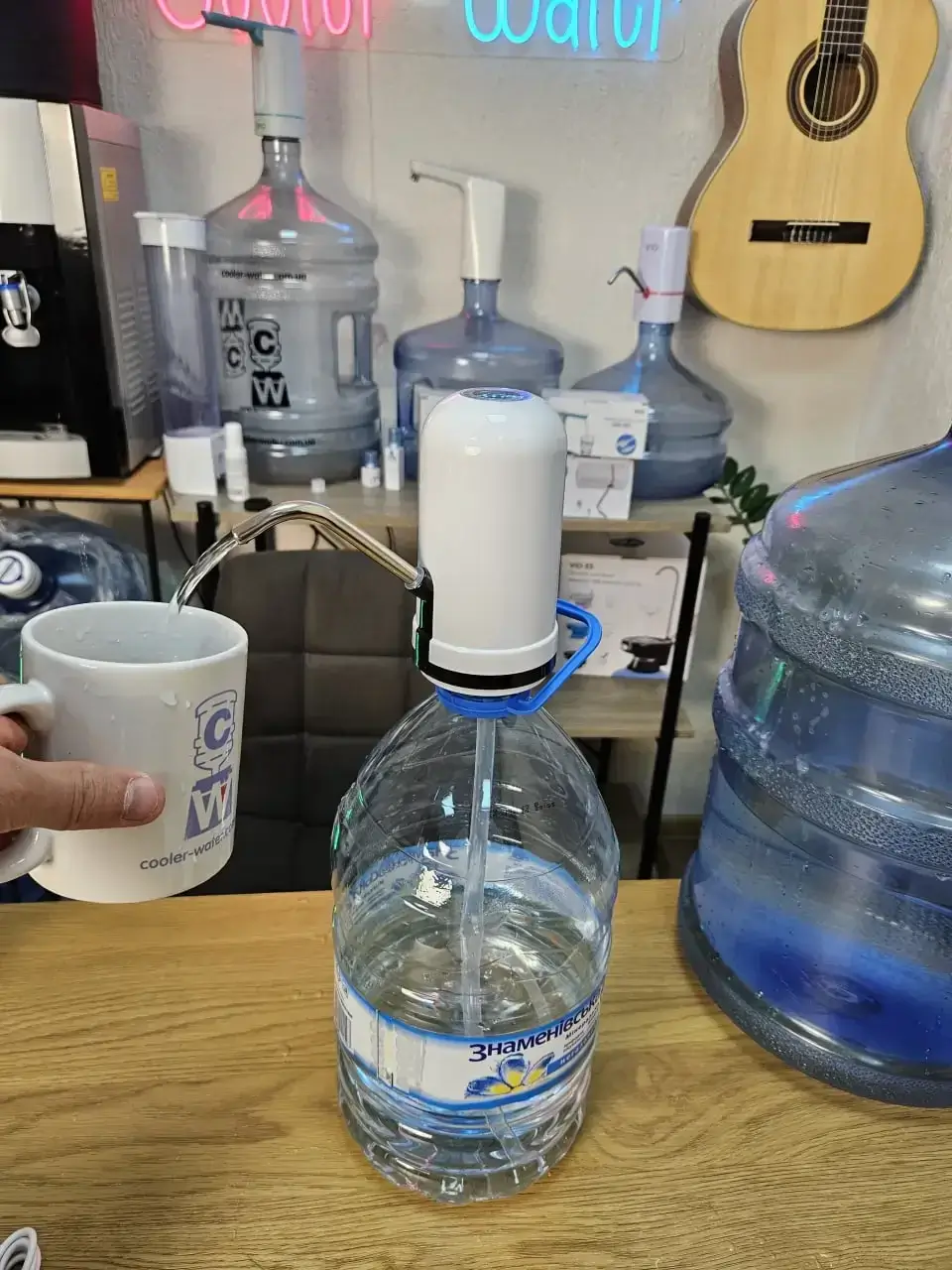 Набір води з HotFrost A13 на пляшці