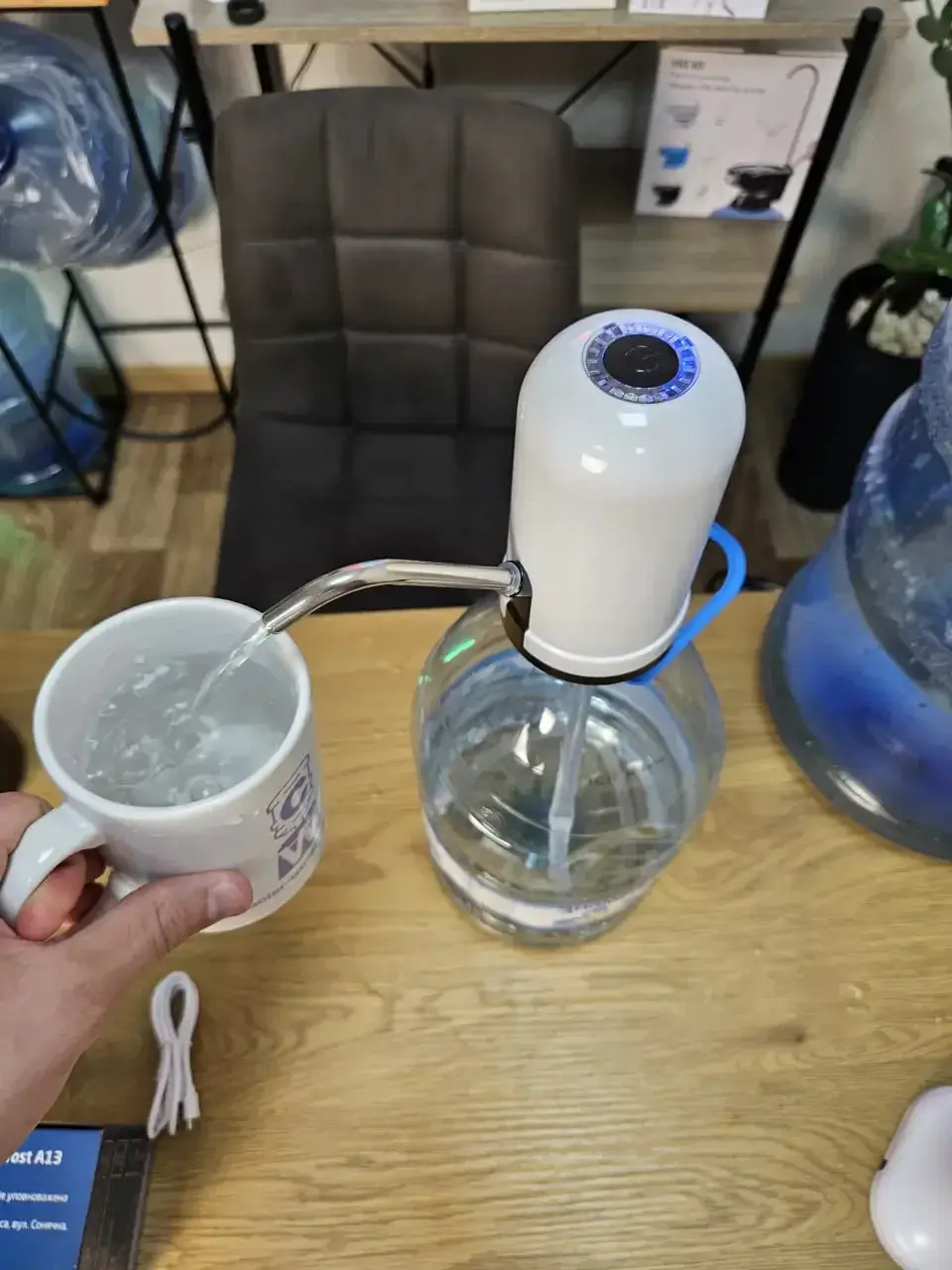 Кнопка HotFrost A13 під час подачі води