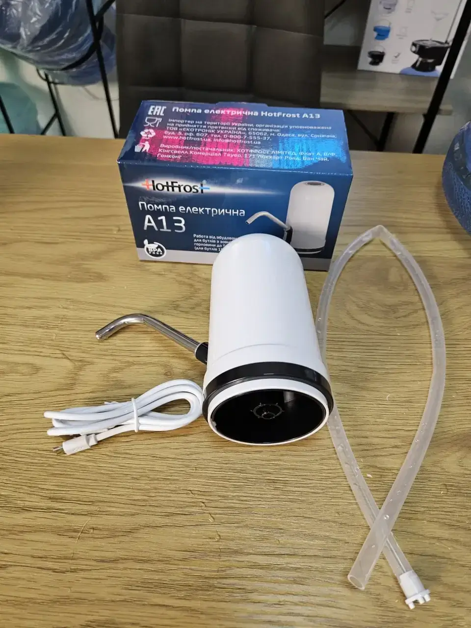 HotFrost A13, трубка та USB-кабель на столі