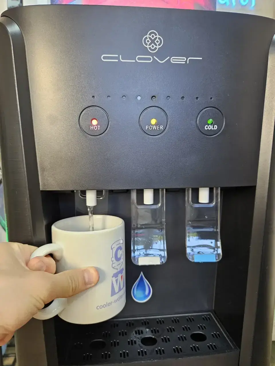 Кран кулера Clover під час наливання води Кран кулера Clover під час наливання води