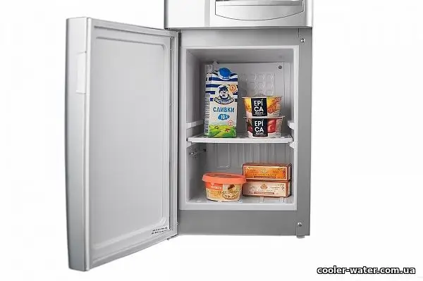 Відкрита холодильна камера кулера з продуктами